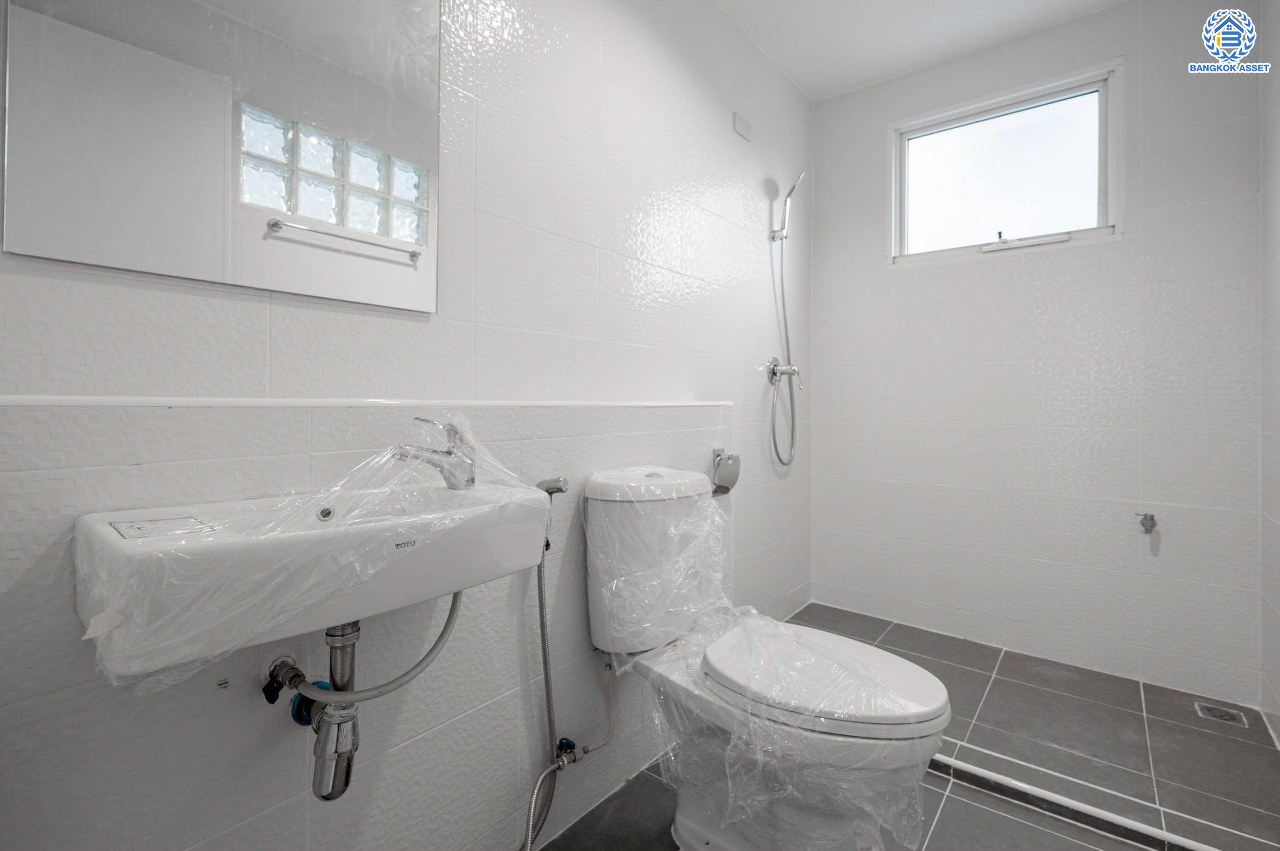 บ้านมือสองตกแต่งใหม่ โครงการ ชลลดา วัดลาดปลาดุก คุณภาพระดับ L&H บนเนื้อที่ 52.5 ตร.ว. พร้อมฟังก์ชัน 3 ห้องนอน 2 ห้องน้ำ จอดรถได้ 1 คัน บนทำเลศักยภาพ เพียง 15 นาทีถึงเซ็นทรัลเวสท์เกต ใกล้รถไฟฟ้าสายสีม่วง "สถานีคลองบางไผ่"